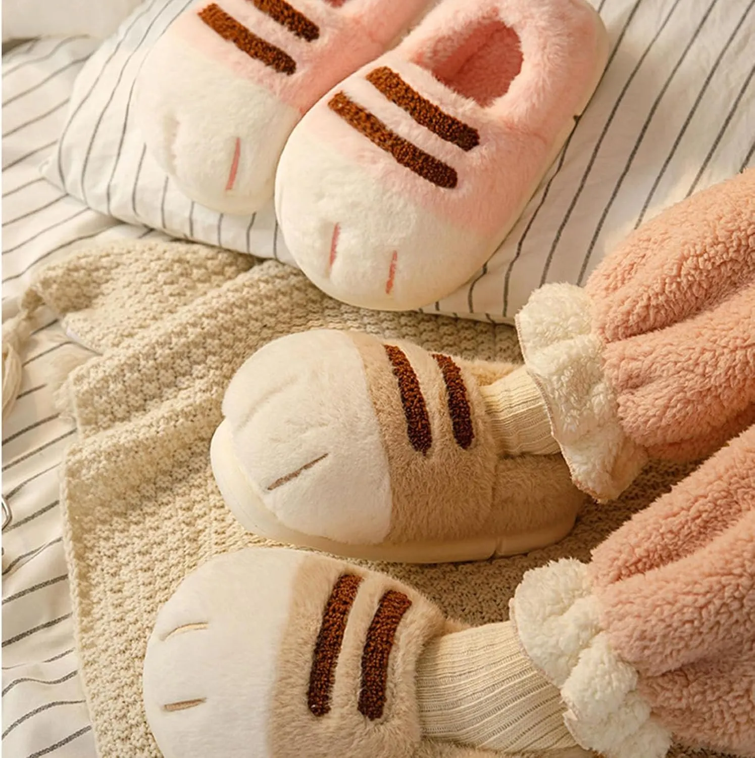 Cat Paw Slippers, 3D Cartoon Slipper for Women, Warm Fluffy Furry Winter House Slides for Indoor Outdoor
