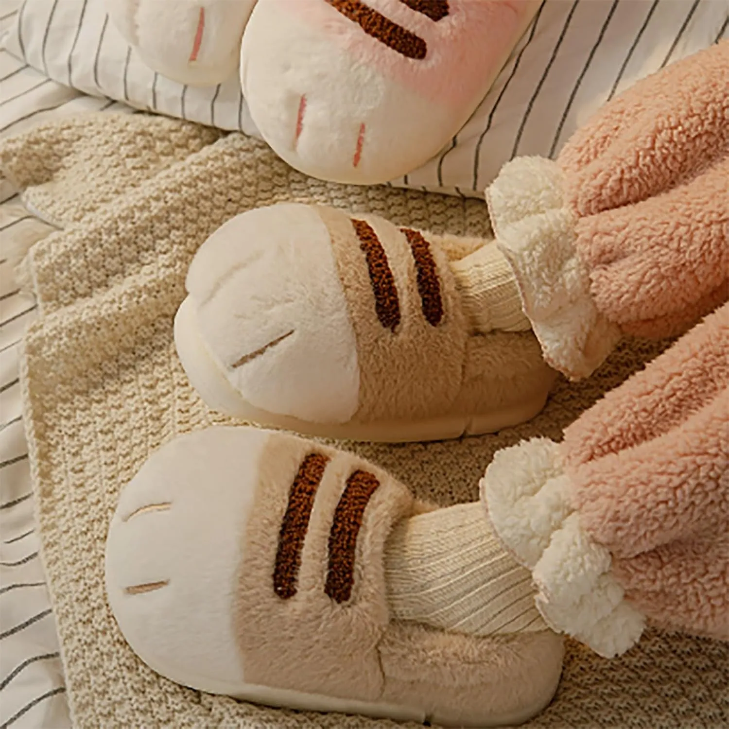 Cat Paw Slippers for Women Cute Funny 3D Cat Paw Cartoon Closed Back Slipper Fluffy Warm Furry Bedroom House Shoes
