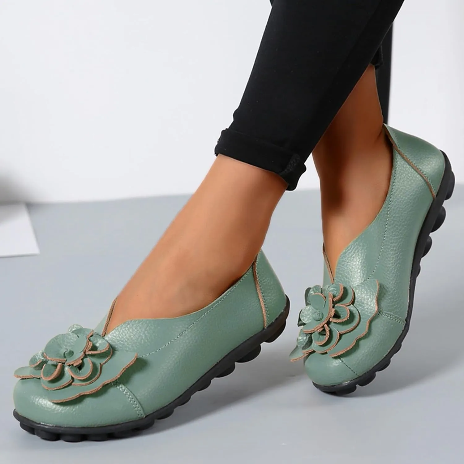Comfortable Walking Slip on Flat Shoes Ladies Dressy Loafers Breathable Leather Wide Width Loafer Round Toe Wild Fashion Soft Casual Outdoor Sandals for Women