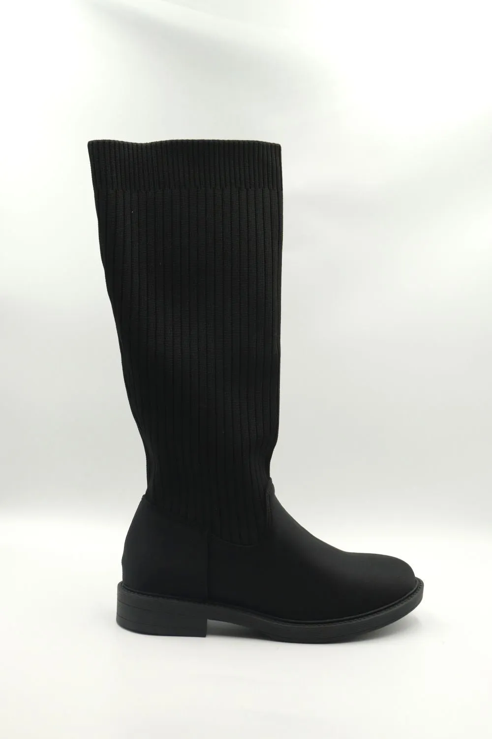 Flat high boot