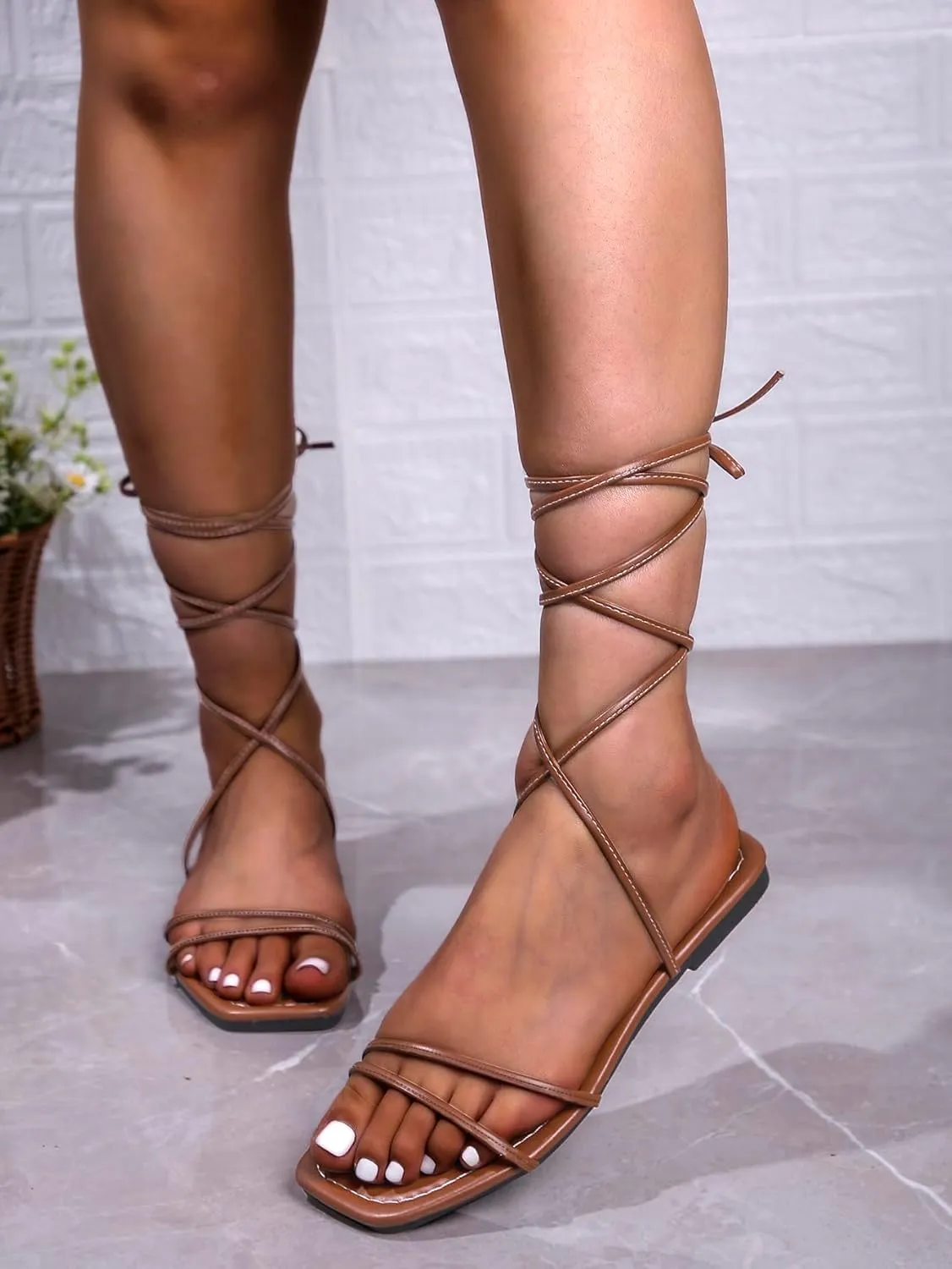 GORGLITTER Women's Lace Up Gladiator Sandals Trendy 2025 Criss Cross Strappy Sandals Cute Tie Up Flats