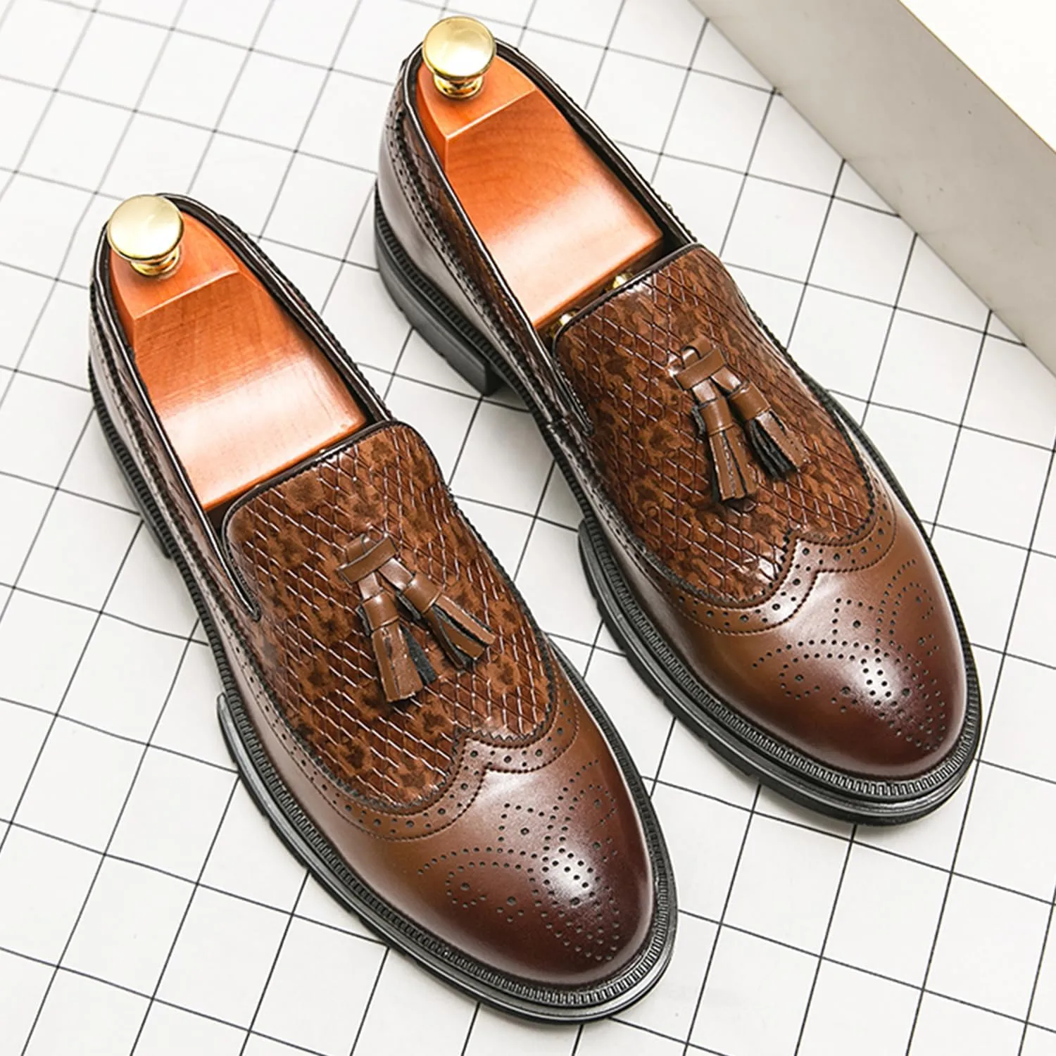 Men's Tassel Loafers Woven Pattern Leather Slip-on Dress Shoes Wide Round Toe Brogue Wingtip Business Design Fashion Non-Slip Work Casual Shoes