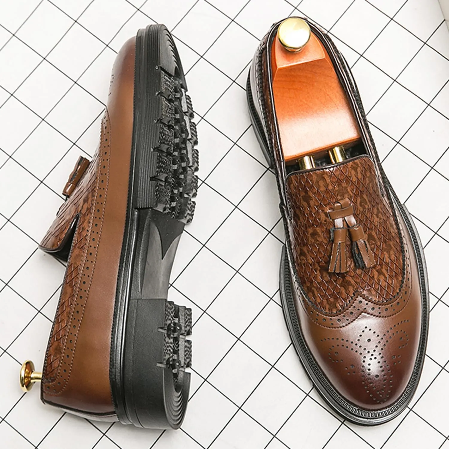 Men's Tassel Loafers Woven Pattern Leather Slip-on Dress Shoes Wide Round Toe Brogue Wingtip Business Design Fashion Non-Slip Work Casual Shoes