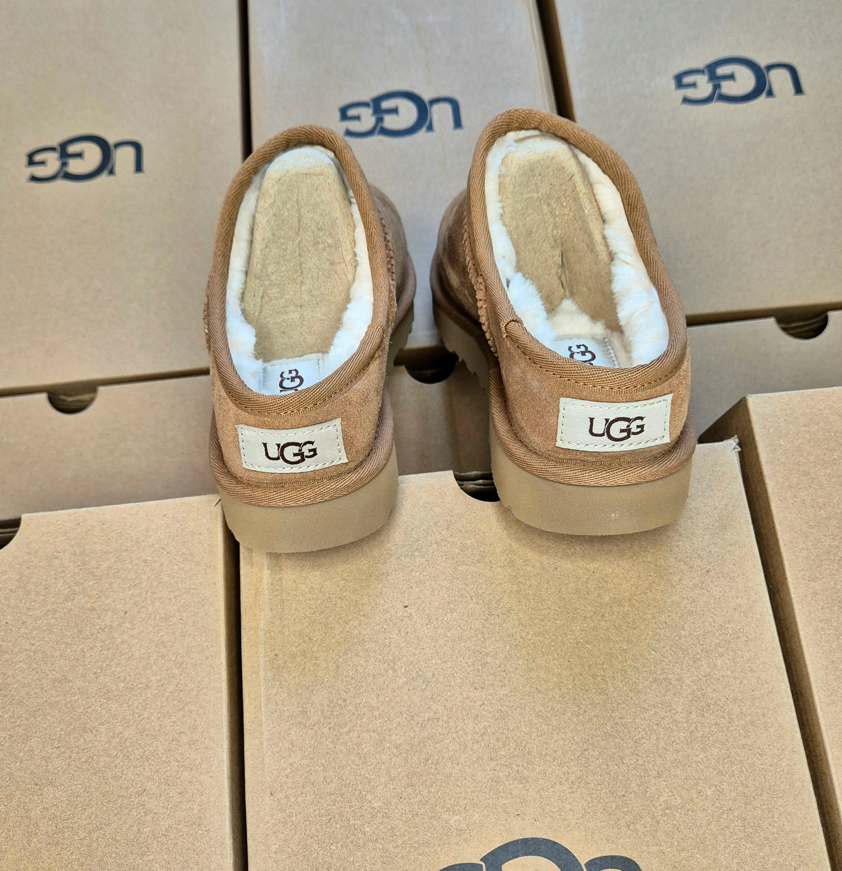 UGG CLASSIC WOMENS SLIPPER (CHESTNUT)