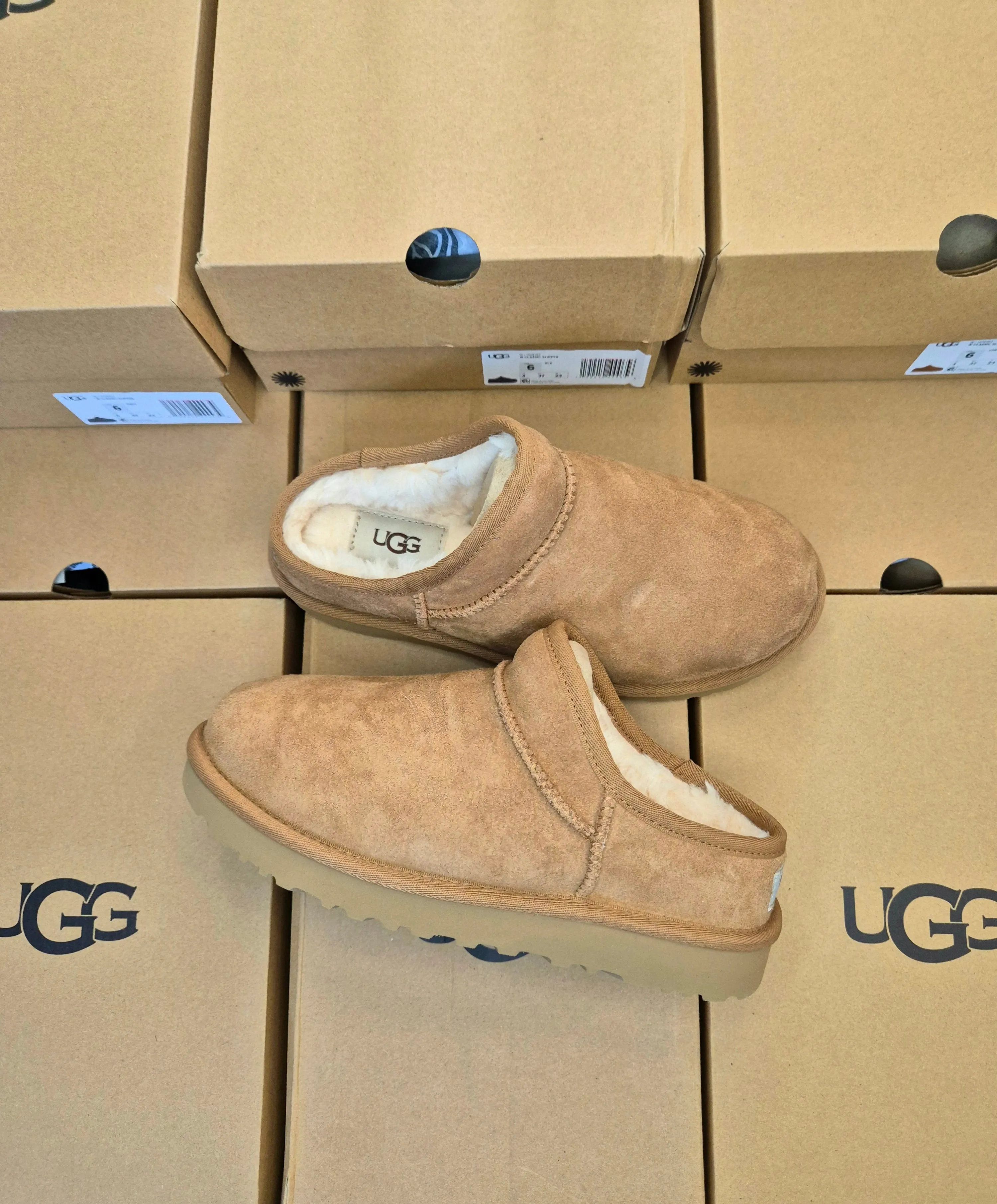 UGG CLASSIC WOMENS SLIPPER (CHESTNUT)